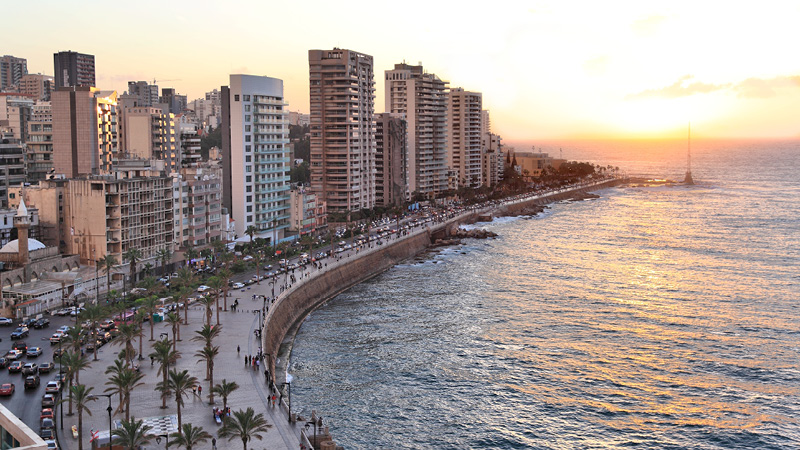 Skyskrapor och hamnpromenaden vid havet i Beirut, Libanon.